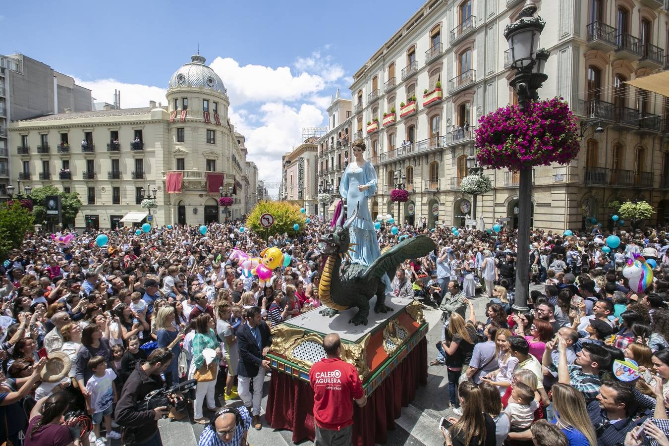 Música, diversión y también moda, en el arranque de los días grandes de la Feria del Corpus, que ha vivido una mañana vibrante con calles abarrotadas. Puedes ver todas las fotos del Corpus pinchando en  este enlace .