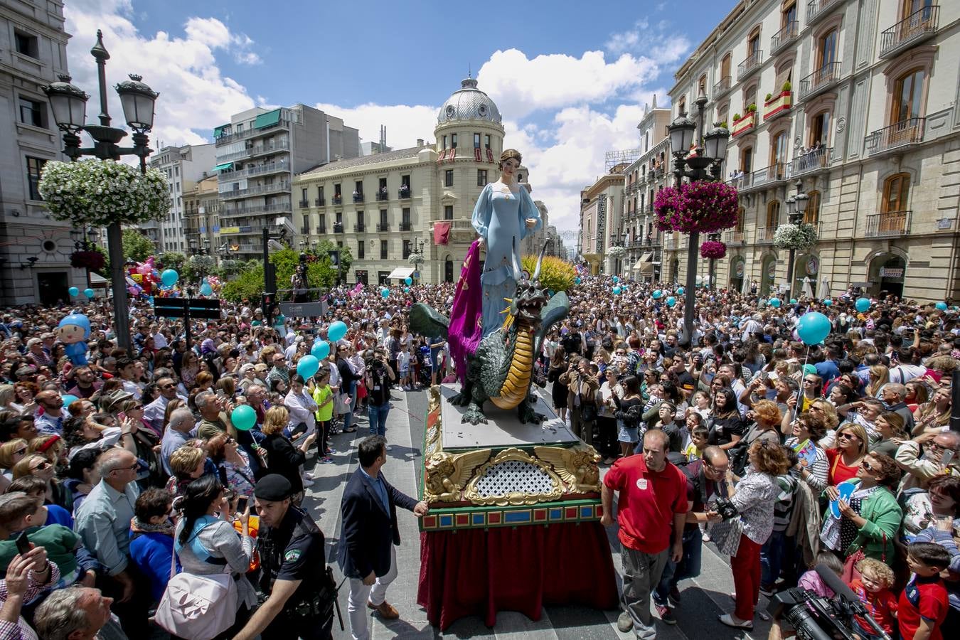 Música, diversión y también moda, en el arranque de los días grandes de la Feria del Corpus, que ha vivido una mañana vibrante con calles abarrotadas. Puedes ver todas las fotos del Corpus pinchando en  este enlace .