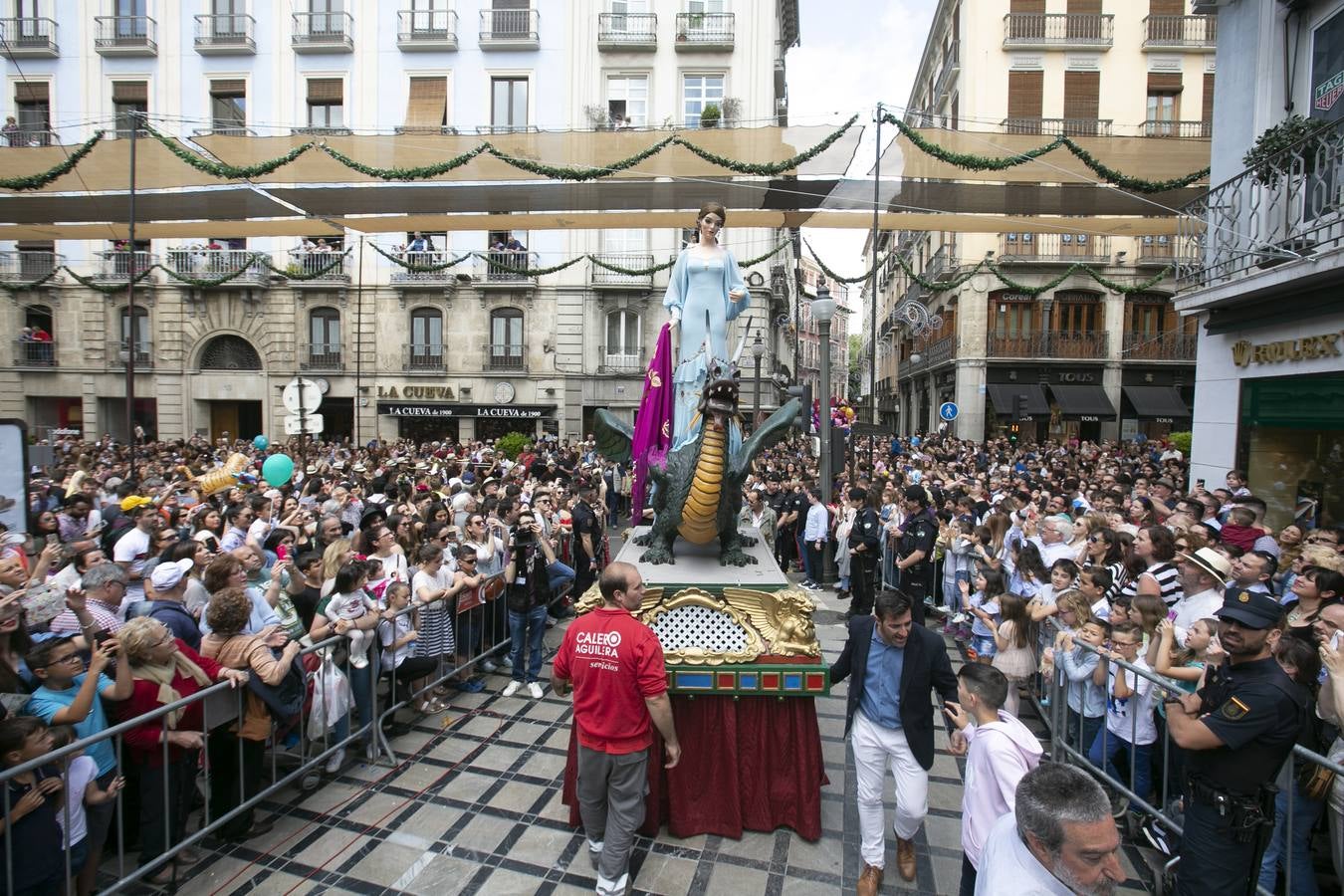 Música, diversión y también moda, en el arranque de los días grandes de la Feria del Corpus, que ha vivido una mañana vibrante con calles abarrotadas. Puedes ver todas las fotos del Corpus pinchando en  este enlace .