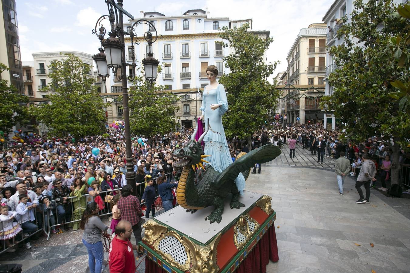 Música, diversión y también moda, en el arranque de los días grandes de la Feria del Corpus, que ha vivido una mañana vibrante con calles abarrotadas. Puedes ver todas las fotos del Corpus pinchando en  este enlace .