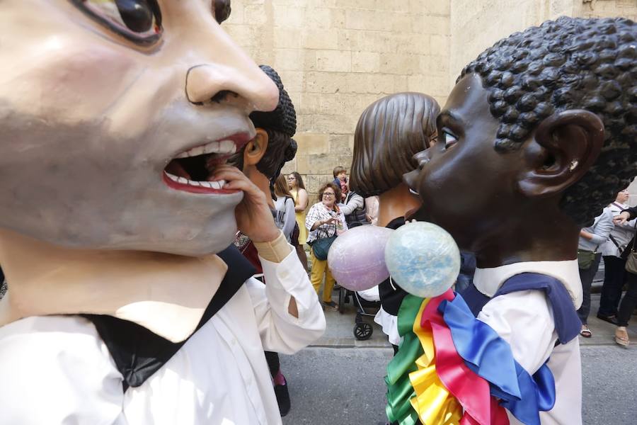 Miles de granadinos y foráneos llenan la capital para acompañar a La Tarasca en su desfile por le centro de la ciudad. Puede ver más fotos del Corpus en  este enlace . 