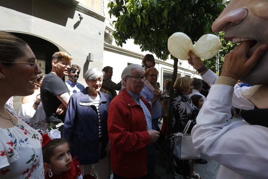 Miles de granadinos y foráneos llenan la capital para acompañar a La Tarasca en su desfile por le centro de la ciudad. Puede ver más fotos del Corpus en  este enlace . 