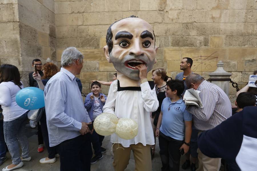 Miles de granadinos y foráneos llenan la capital para acompañar a La Tarasca en su desfile por le centro de la ciudad. Puede ver más fotos del Corpus en  este enlace . 