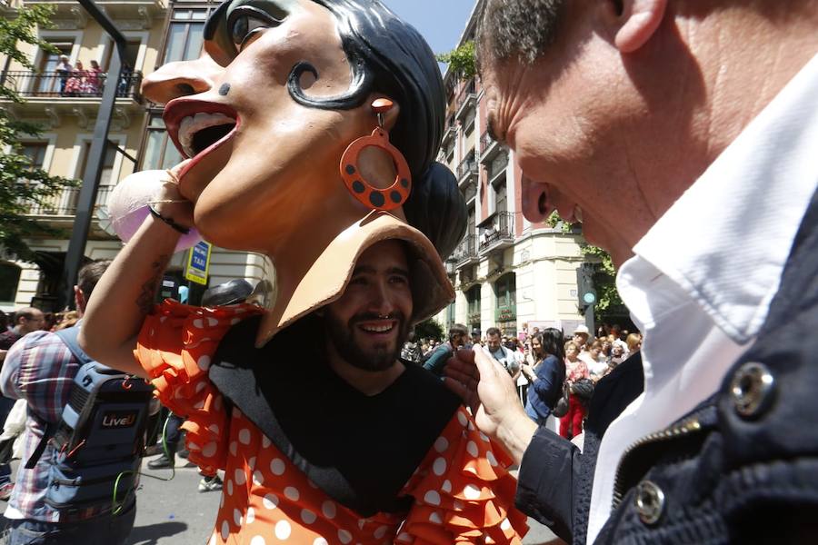 Miles de granadinos y foráneos llenan la capital para acompañar a La Tarasca en su desfile por le centro de la ciudad. Puede ver más fotos del Corpus en  este enlace . 