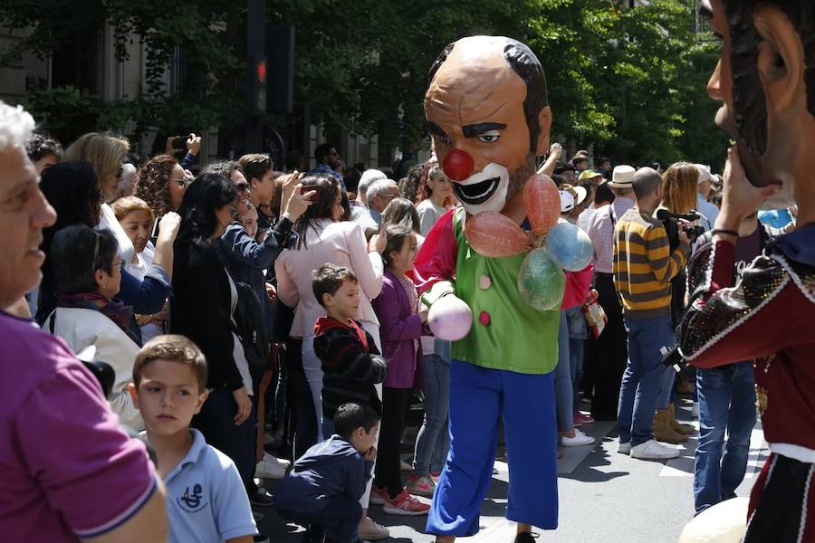 Miles de granadinos y foráneos llenan la capital para acompañar a La Tarasca en su desfile por le centro de la ciudad. Puede ver más fotos del Corpus en  este enlace . 