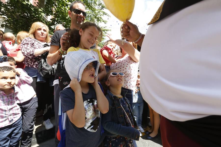 Miles de granadinos y foráneos llenan la capital para acompañar a La Tarasca en su desfile por le centro de la ciudad. Puede ver más fotos del Corpus en  este enlace . 