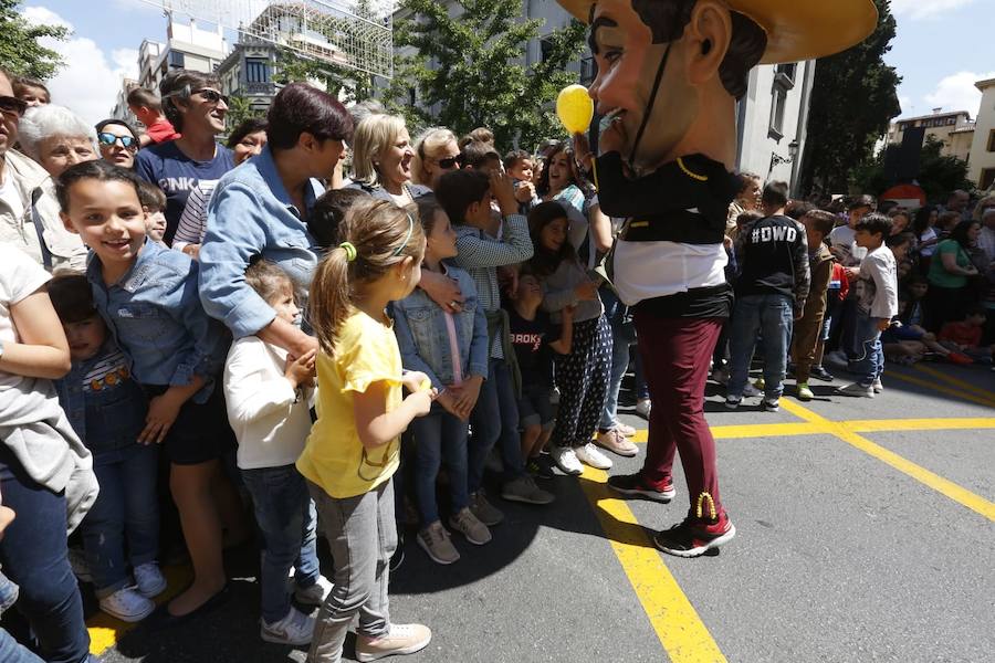 Miles de granadinos y foráneos llenan la capital para acompañar a La Tarasca en su desfile por le centro de la ciudad. Puede ver más fotos del Corpus en  este enlace . 