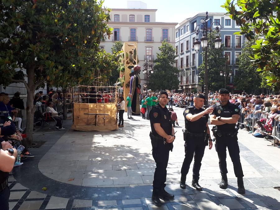 Miles de granadinos y foráneos llenan la capital para acompañar a La Tarasca en su desfile por le centro de la ciudad. Puede ver más fotos del Corpus en  este enlace . 