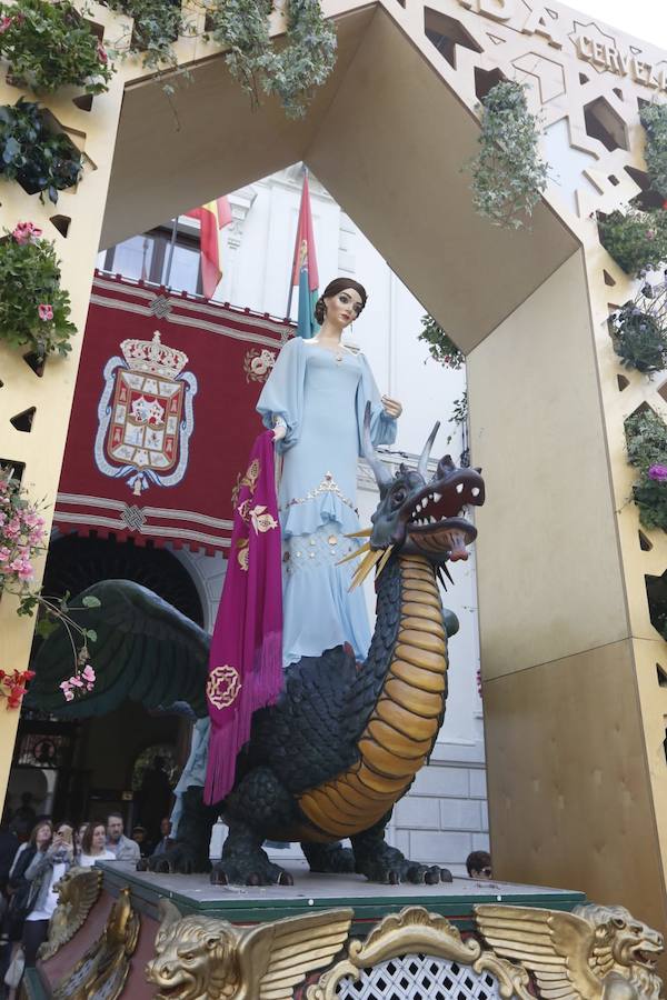 Miles de granadinos y foráneos llenan la capital para acompañar a La Tarasca en su desfile por le centro de la ciudad. Puede ver más fotos del Corpus en  este enlace . 