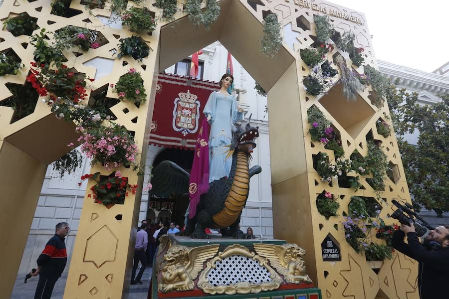 Miles de granadinos y foráneos llenan la capital para acompañar a La Tarasca en su desfile por le centro de la ciudad. Puede ver más fotos del Corpus en  este enlace . 