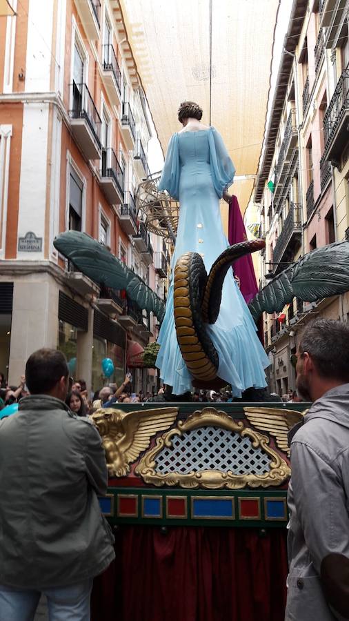 Miles de granadinos y foráneos llenan la capital para acompañar a La Tarasca en su desfile por le centro de la ciudad. Puede ver más fotos del Corpus en  este enlace . 