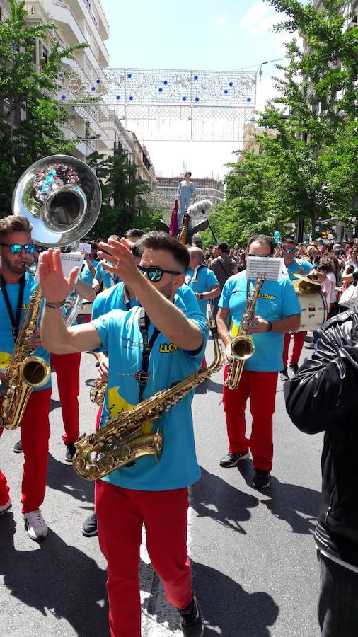 Miles de granadinos y foráneos llenan la capital para acompañar a La Tarasca en su desfile por le centro de la ciudad. Puede ver más fotos del Corpus en  este enlace . 