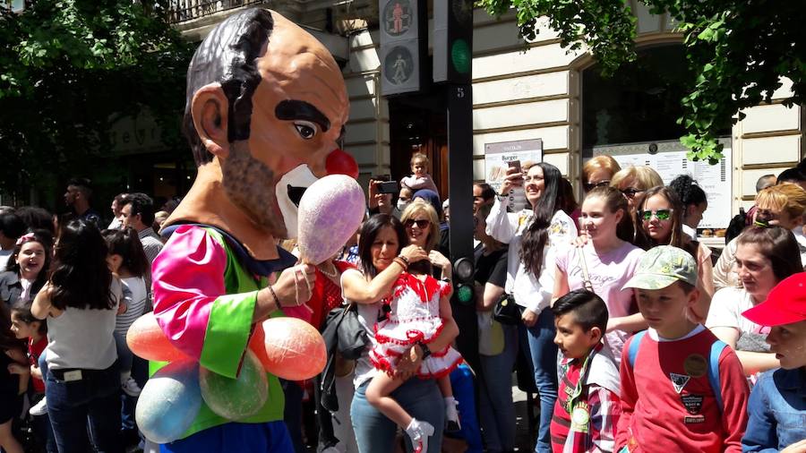 Miles de granadinos y foráneos llenan la capital para acompañar a La Tarasca en su desfile por le centro de la ciudad. Puede ver más fotos del Corpus en  este enlace . 