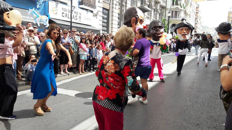 Miles de granadinos y foráneos se han acercado hasta la plaza del Carmen para acompañar a La Tarasca en su desfile por le centro de la ciudad. Puede ver más fotos del Corpus en  este enlace . 