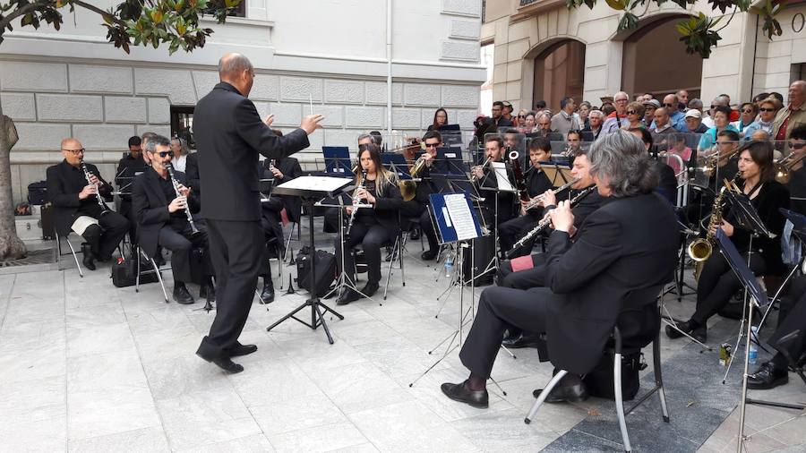 Miles de granadinos y foráneos se han acercado hasta la plaza del Carmen para acompañar a La Tarasca en su desfile por le centro de la ciudad. Puede ver más fotos del Corpus en  este enlace . 