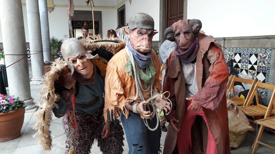 Miles de granadinos y foráneos se han acercado hasta la plaza del Carmen para acompañar a La Tarasca en su desfile por le centro de la ciudad. Puede ver más fotos del Corpus en  este enlace . 