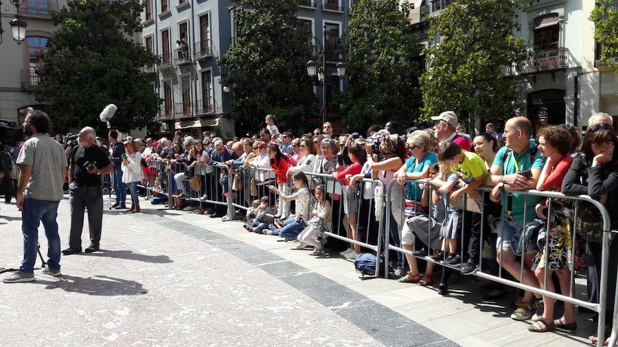 Miles de granadinos y foráneos se han acercado hasta la plaza del Carmen para acompañar a La Tarasca en su desfile por le centro de la ciudad. Puede ver más fotos del Corpus en  este enlace . 