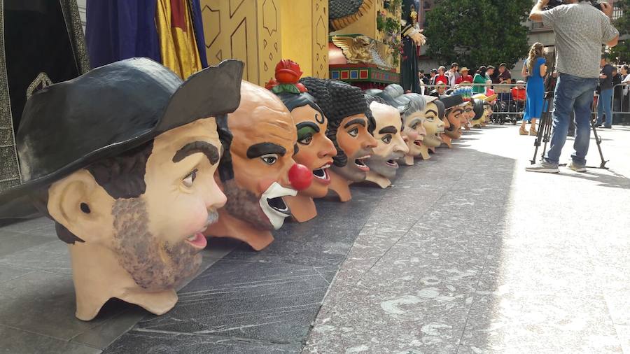 Miles de granadinos y foráneos se han acercado hasta la plaza del Carmen para acompañar a La Tarasca en su desfile por le centro de la ciudad. Puede ver más fotos del Corpus en  este enlace . 