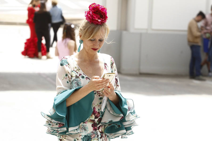 Este miércoles ha sido la jornada en la que más gente se animaba a visitar el Real de la Feria. Muchos trajes de flamenca, peinetas y flores pintaban de color la zona de casetas a mediodía. En  este enlace puedes ver las mejores imágenes  de este Corpus 2018