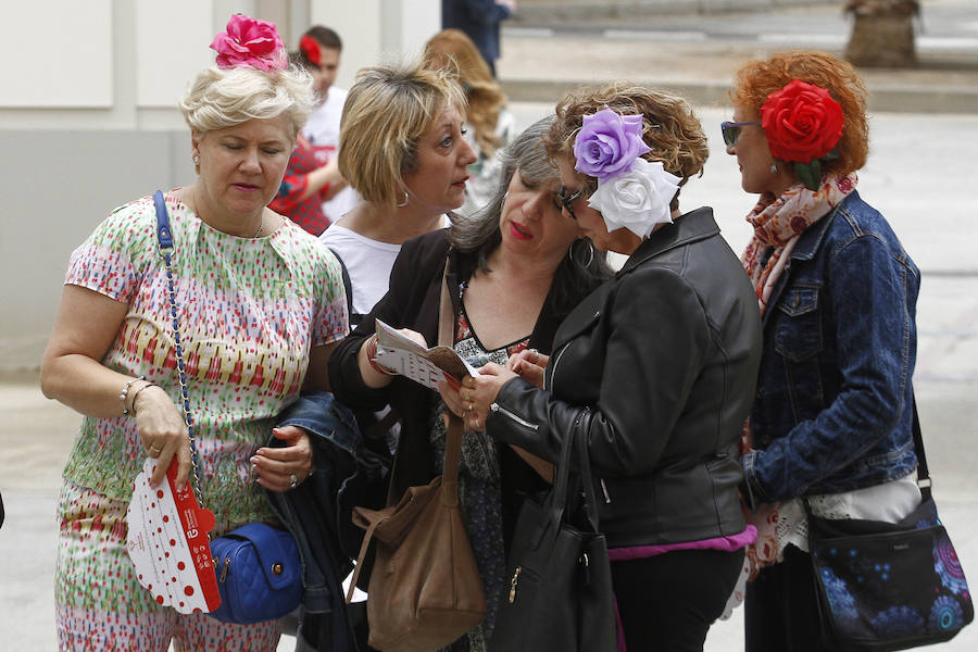 Este miércoles ha sido la jornada en la que más gente se animaba a visitar el Real de la Feria. Muchos trajes de flamenca, peinetas y flores pintaban de color la zona de casetas a mediodía. En  este enlace puedes ver las mejores imágenes  de este Corpus 2018