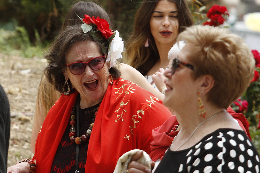 Este miércoles ha sido la jornada en la que más gente se animaba a visitar el Real de la Feria. Muchos trajes de flamenca, peinetas y flores pintaban de color la zona de casetas a mediodía. En  este enlace puedes ver las mejores imágenes  de este Corpus 2018