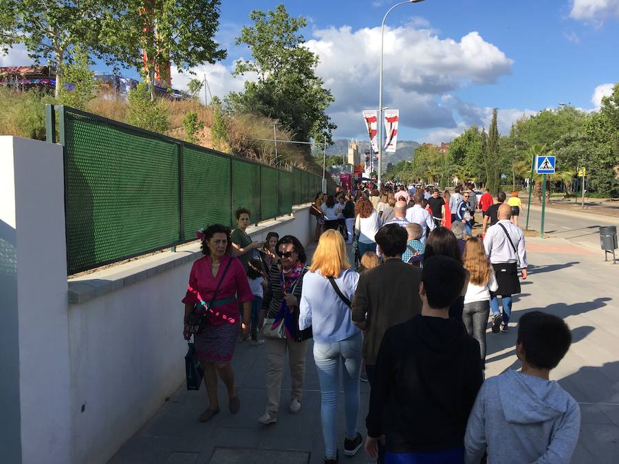 Este miércoles ha sido la jornada en la que más gente se animaba a visitar el Real de la Feria. Muchos trajes de flamenca, peinetas y flores pintaban de color la zona de casetas. En  este enlace puedes ver las mejores imágenes  de este Corpus 2018