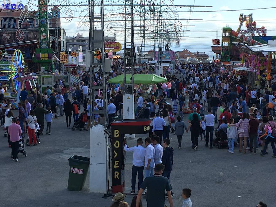 Este miércoles ha sido la jornada en la que más gente se animaba a visitar el Real de la Feria. Muchos trajes de flamenca, peinetas y flores pintaban de color la zona de casetas. En  este enlace puedes ver las mejores imágenes  de este Corpus 2018