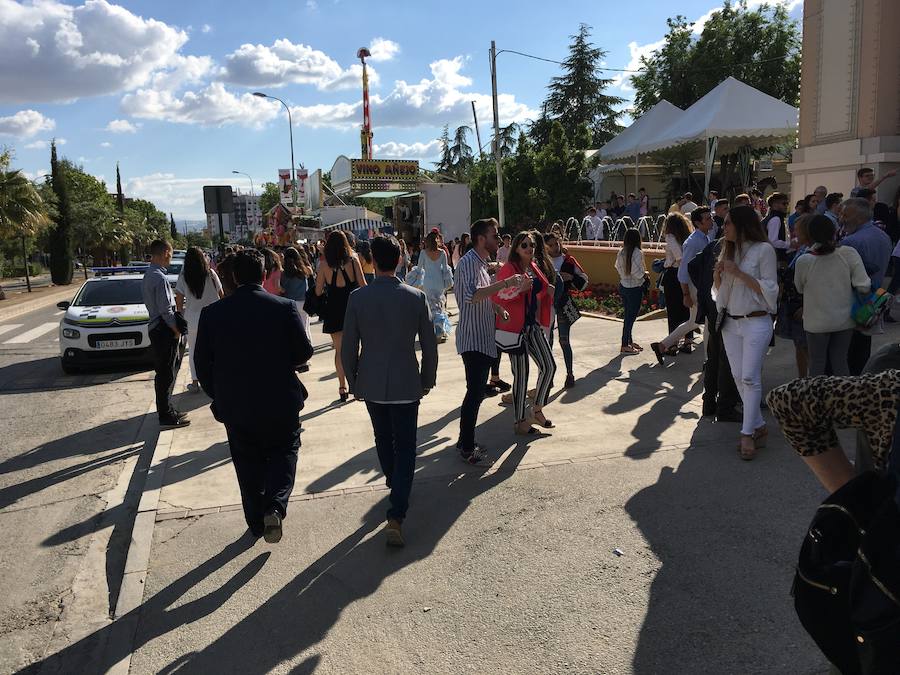 Este miércoles ha sido la jornada en la que más gente se animaba a visitar el Real de la Feria. Muchos trajes de flamenca, peinetas y flores pintaban de color la zona de casetas. En  este enlace puedes ver las mejores imágenes  de este Corpus 2018