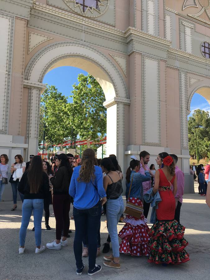 Este miércoles ha sido la jornada en la que más gente se animaba a visitar el Real de la Feria. Muchos trajes de flamenca, peinetas y flores pintaban de color la zona de casetas. En  este enlace puedes ver las mejores imágenes  de este Corpus 2018