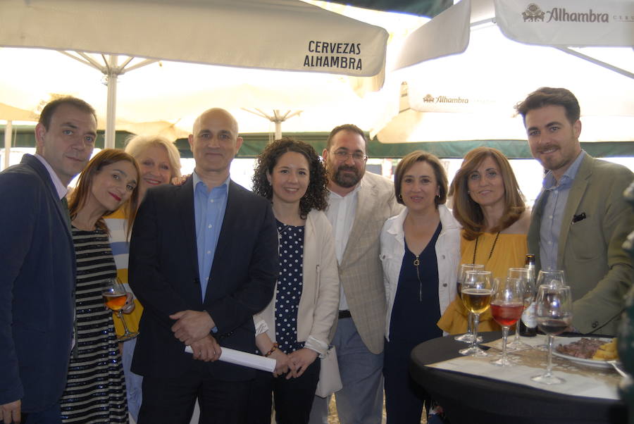 Como cada mediodía durante estas fiestas, los amigos de IDEAL se reúnen en Las Titas para celebrar la Feria del Corpus. Si quieres ver el ambiente en el Ferial, en el desfile de La Tarasca o en días anteriores  pulsa este enlace .