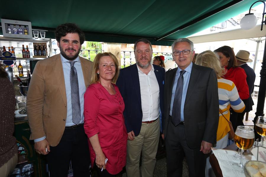 Como cada mediodía durante estas fiestas, los amigos de IDEAL se reúnen en Las Titas para celebrar la Feria del Corpus. Si quieres ver el ambiente en el Ferial, en el desfile de La Tarasca o en días anteriores  pulsa este enlace .