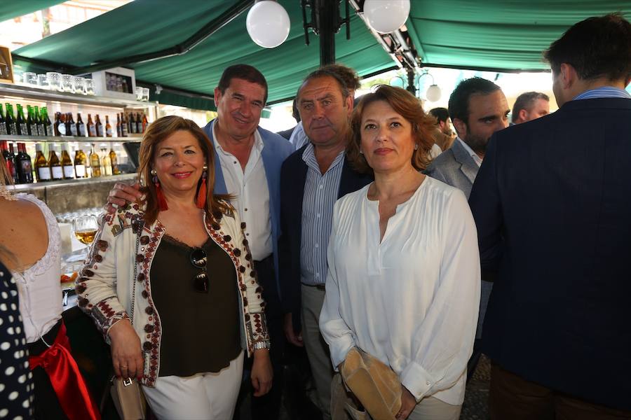 Como cada mediodía durante estas fiestas, los amigos de IDEAL se reúnen en Las Titas para celebrar la Feria del Corpus. Si quieres ver el ambiente en el Ferial, en el desfile de La Tarasca o en días anteriores  pulsa este enlace .