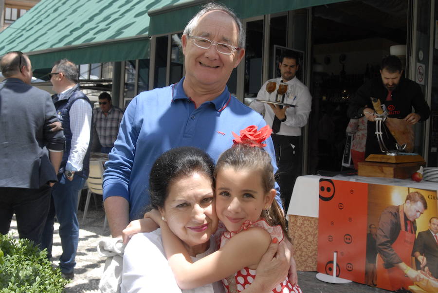 Como cada mediodía durante estas fiestas, los amigos de IDEAL se reúnen en Las Titas para celebrar la Feria del Corpus. Si quieres ver el ambiente en el Ferial, en el desfile de La Tarasca o en días anteriores  pulsa este enlace .