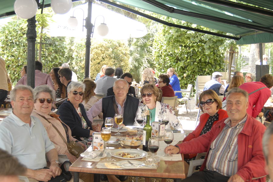 Como cada mediodía durante estas fiestas, los amigos de IDEAL se reúnen en Las Titas para celebrar la Feria del Corpus. Si quieres ver el ambiente en el Ferial, en el desfile de La Tarasca o en días anteriores  pulsa este enlace .