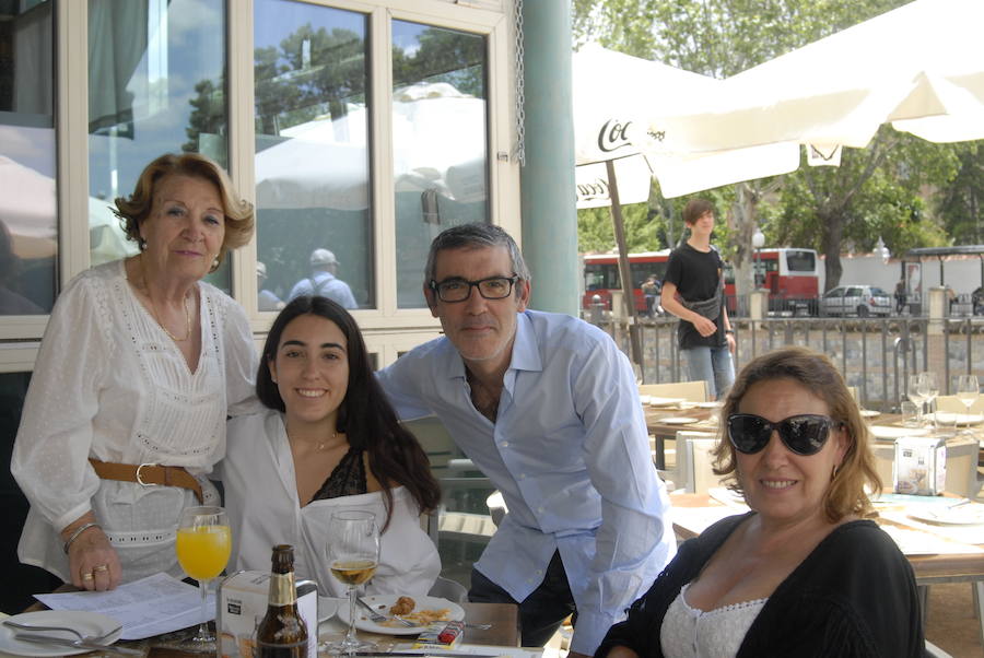 Como cada mediodía durante estas fiestas, los amigos de IDEAL se reúnen en Las Titas para celebrar la Feria del Corpus. Si quieres ver el ambiente en el Ferial, en el desfile de La Tarasca o en días anteriores  pulsa este enlace .