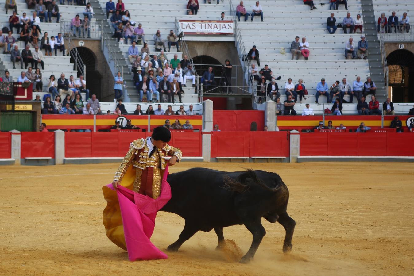 El diestro peruano Joaquín Galdós protagonizó la primera salida a hombros del serial, merced a una entregadísima actuación, en una tarde en la que Álvaro Lorenzo también rayó a buen nivel, pero perdiendo el triunfo por su mala espada. Puedes ver todas las imágenes de este Corpus pinchando en el  siguiente enlace .