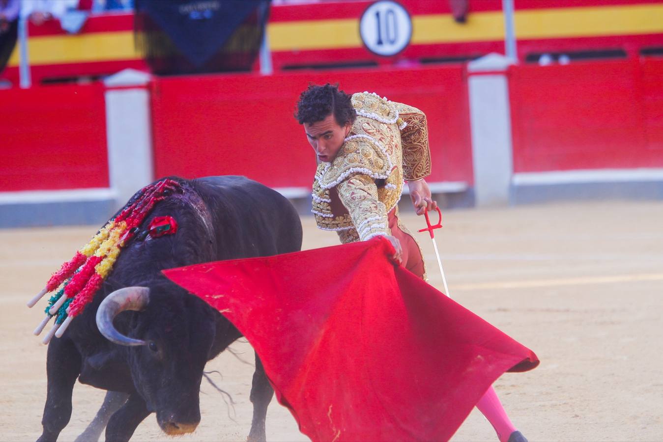 El diestro peruano Joaquín Galdós protagonizó la primera salida a hombros del serial, merced a una entregadísima actuación, en una tarde en la que Álvaro Lorenzo también rayó a buen nivel, pero perdiendo el triunfo por su mala espada. Puedes ver todas las imágenes de este Corpus pinchando en el  siguiente enlace .