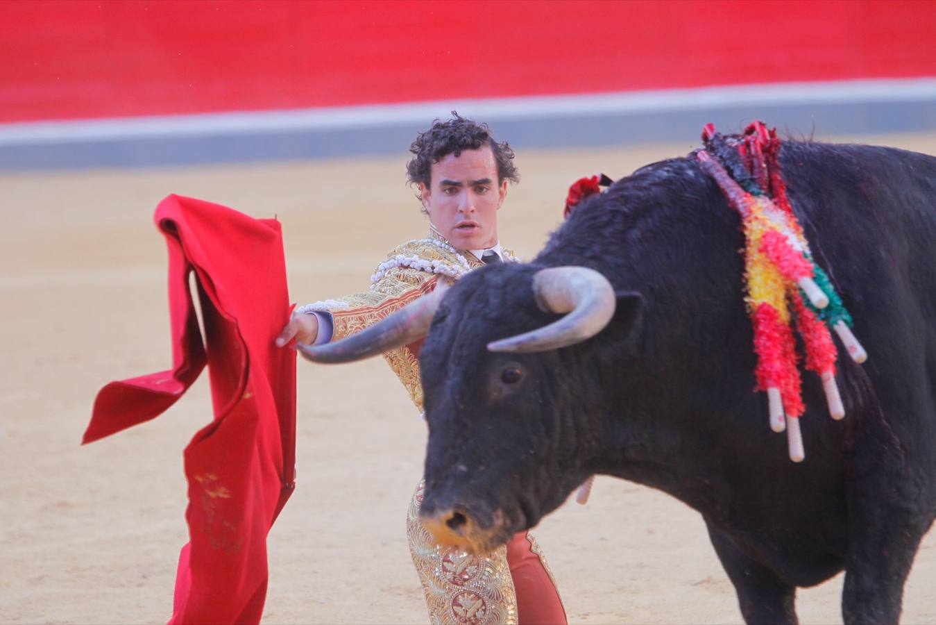 El diestro peruano Joaquín Galdós protagonizó la primera salida a hombros del serial, merced a una entregadísima actuación, en una tarde en la que Álvaro Lorenzo también rayó a buen nivel, pero perdiendo el triunfo por su mala espada. Puedes ver todas las imágenes de este Corpus pinchando en el  siguiente enlace .