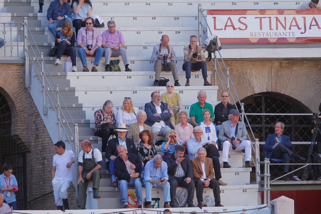 El diestro peruano Joaquín Galdós protagonizó la primera salida a hombros del serial, merced a una entregadísima actuación, en una tarde en la que Álvaro Lorenzo también rayó a buen nivel, pero perdiendo el triunfo por su mala espada. Puedes ver todas las imágenes de este Corpus pinchando en el  siguiente enlace .