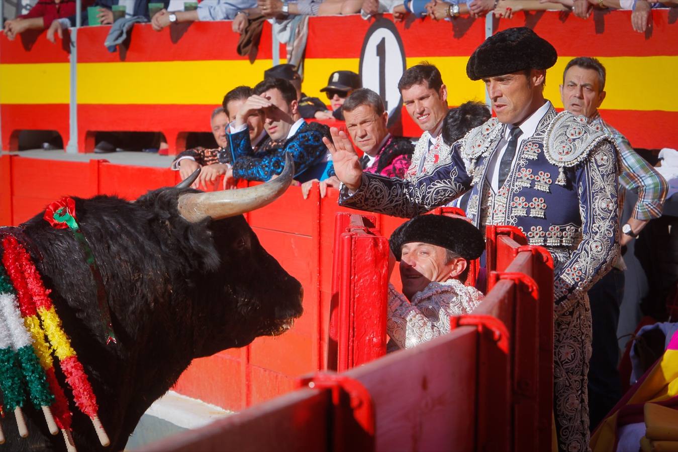 El diestro peruano Joaquín Galdós protagonizó la primera salida a hombros del serial, merced a una entregadísima actuación, en una tarde en la que Álvaro Lorenzo también rayó a buen nivel, pero perdiendo el triunfo por su mala espada. Puedes ver todas las imágenes de este Corpus pinchando en el  siguiente enlace .