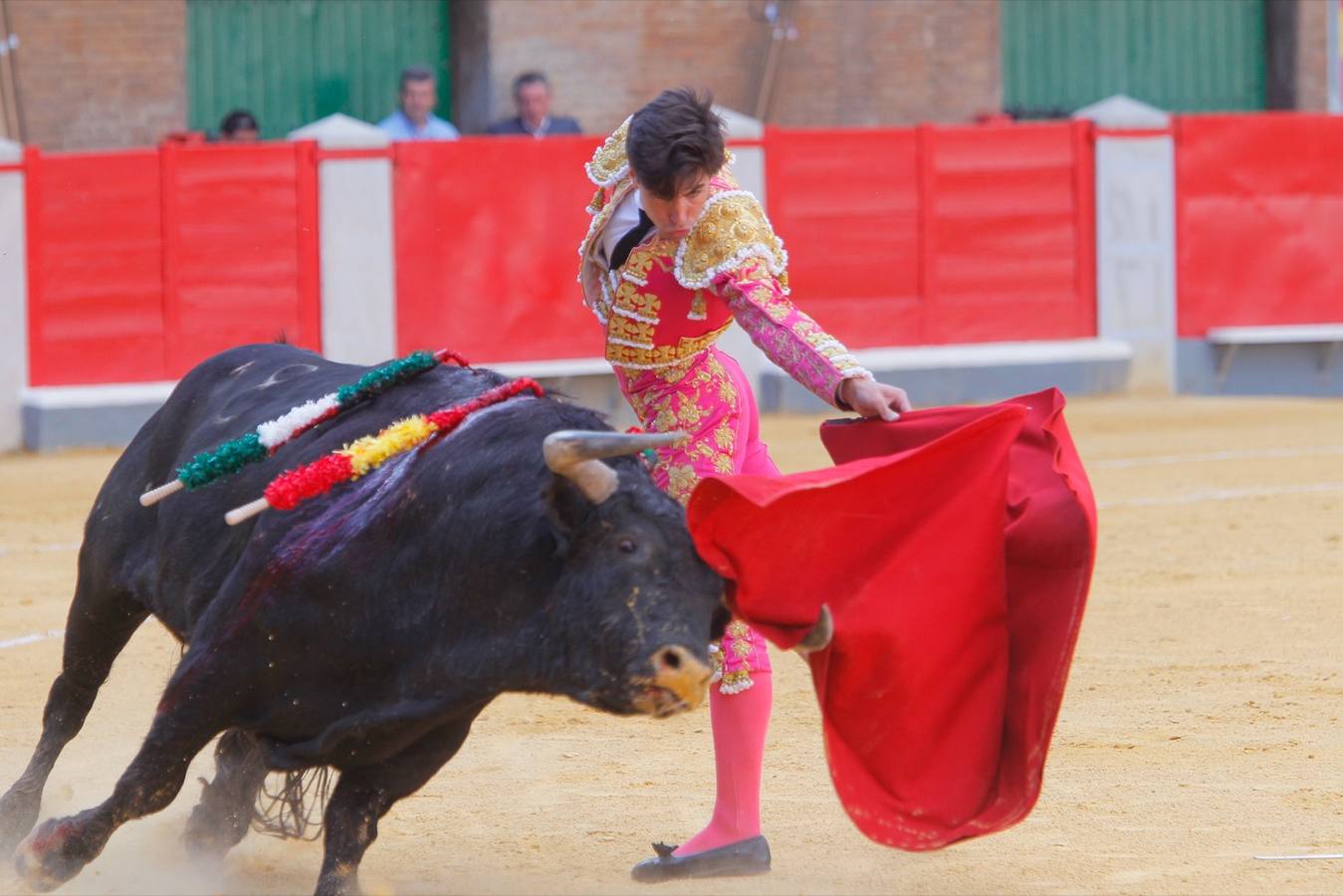 El diestro peruano Joaquín Galdós protagonizó la primera salida a hombros del serial, merced a una entregadísima actuación, en una tarde en la que Álvaro Lorenzo también rayó a buen nivel, pero perdiendo el triunfo por su mala espada. Puedes ver todas las imágenes de este Corpus pinchando en el  siguiente enlace .