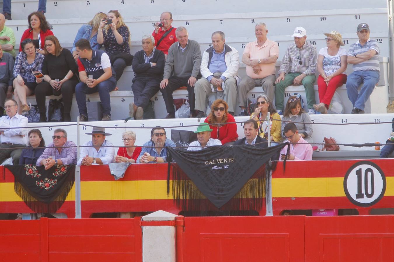 El diestro peruano Joaquín Galdós protagonizó la primera salida a hombros del serial, merced a una entregadísima actuación, en una tarde en la que Álvaro Lorenzo también rayó a buen nivel, pero perdiendo el triunfo por su mala espada. Puedes ver todas las imágenes de este Corpus pinchando en el  siguiente enlace .