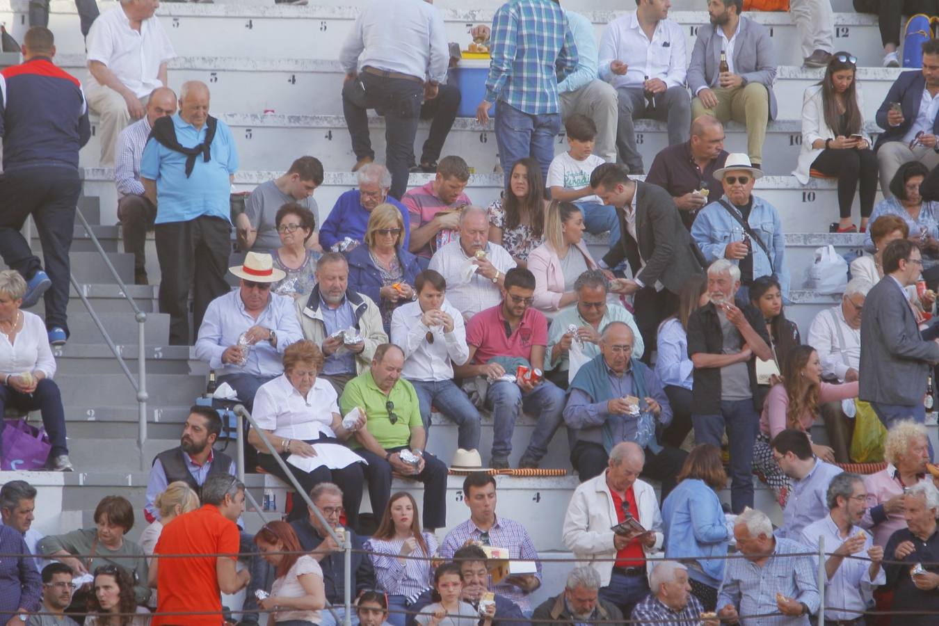 El diestro peruano Joaquín Galdós protagonizó la primera salida a hombros del serial, merced a una entregadísima actuación, en una tarde en la que Álvaro Lorenzo también rayó a buen nivel, pero perdiendo el triunfo por su mala espada. Puedes ver todas las imágenes de este Corpus pinchando en el  siguiente enlace .