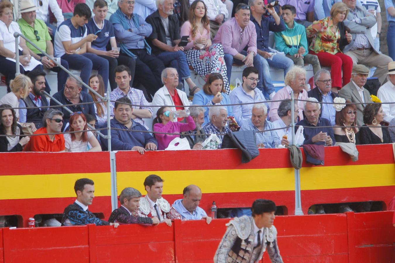 El diestro peruano Joaquín Galdós protagonizó la primera salida a hombros del serial, merced a una entregadísima actuación, en una tarde en la que Álvaro Lorenzo también rayó a buen nivel, pero perdiendo el triunfo por su mala espada. Puedes ver todas las imágenes de este Corpus pinchando en el  siguiente enlace .