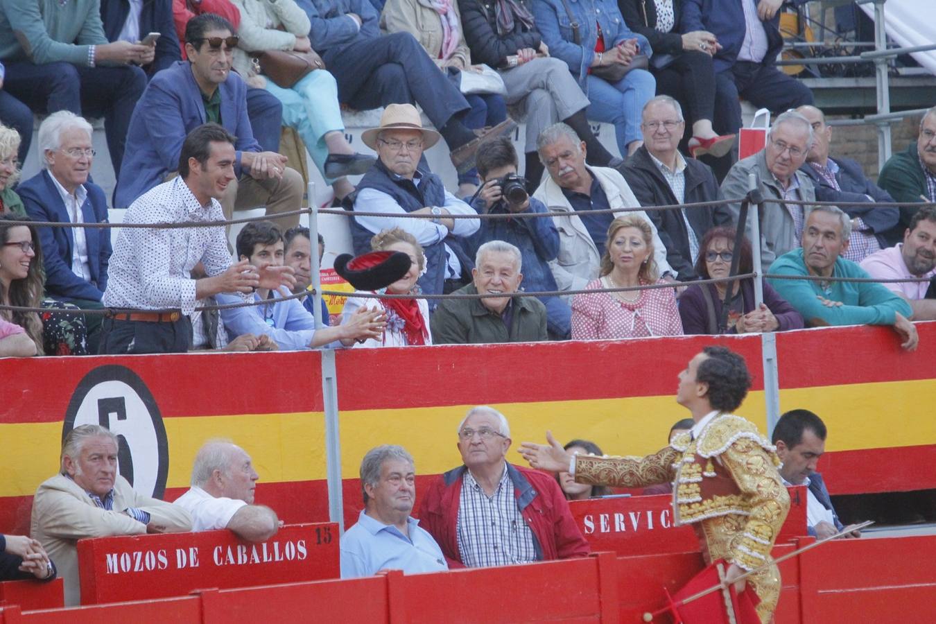 El diestro peruano Joaquín Galdós protagonizó la primera salida a hombros del serial, merced a una entregadísima actuación, en una tarde en la que Álvaro Lorenzo también rayó a buen nivel, pero perdiendo el triunfo por su mala espada. Puedes ver todas las imágenes de este Corpus pinchando en el  siguiente enlace .