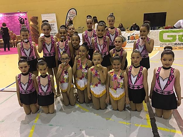 Las gimnastas de Cúllar Vega posan con sus medallas. 