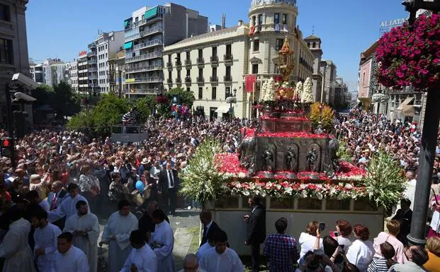 La Custodia procesiona por Puerta Real ante la mirada de miles de granadinos
