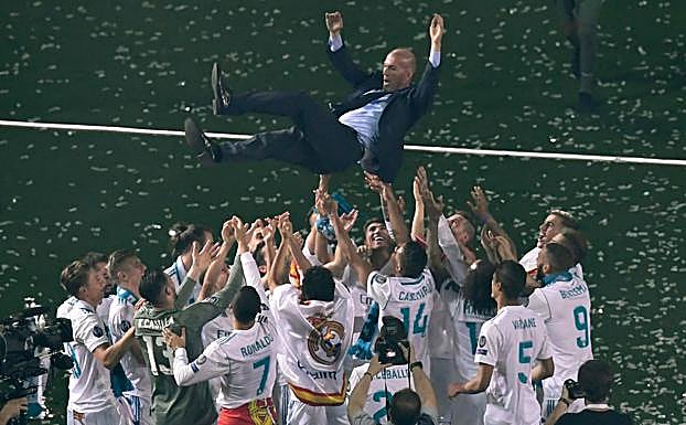 La plantilla del Real Madrid mantea a Zidane en la celebración de la 'decimotercera'.