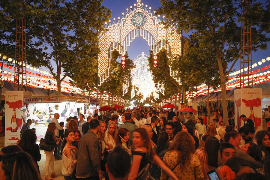 Este miércoles ha sido la jornada en la que más gente se animaba a visitar el Real de la Feria. Muchos trajes de flamenca, peinetas y flores pintaban de color la zona de casetas. En  este enlace puedes ver las mejores imágenes  de este Corpus 2018