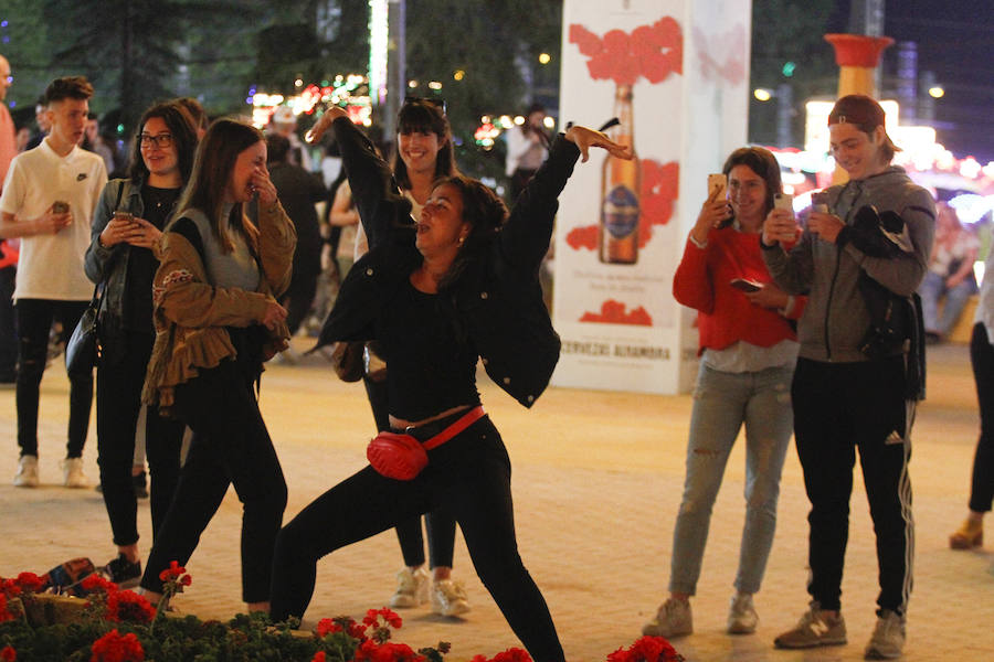 Este miércoles ha sido la jornada en la que más gente se animaba a visitar el Real de la Feria. Muchos trajes de flamenca, peinetas y flores pintaban de color la zona de casetas. En  este enlace puedes ver las mejores imágenes  de este Corpus 2018